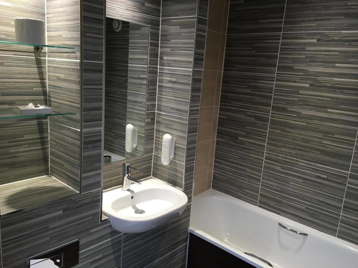 The Wyndham Arms-Wetherspoon Ξενοδοχείο Bridgend  Εξωτερικό φωτογραφία