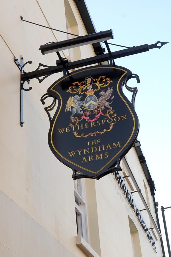 The Wyndham Arms-Wetherspoon Ξενοδοχείο Bridgend  Εξωτερικό φωτογραφία